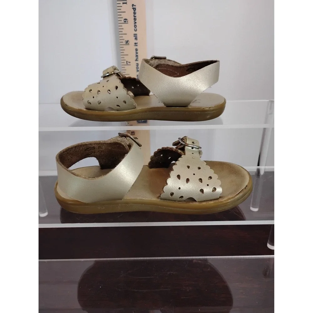 Footmates Ariel Champagne Gold Leather Scalloped Buckle Sandals Kids Size 7
